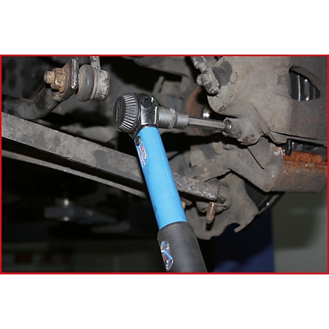 Eine Nahaufnahme eines blauen Werkzeugs, das an einem Autoteil verwendet wird. Der Schraubenschlüssel wird zum Schrauben gelöst.